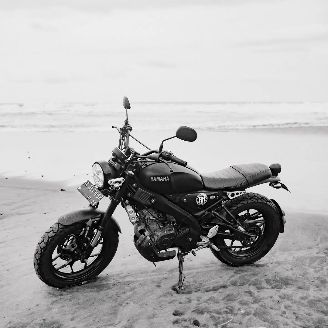 Yamaha XSR scrambler on the beach in Bali