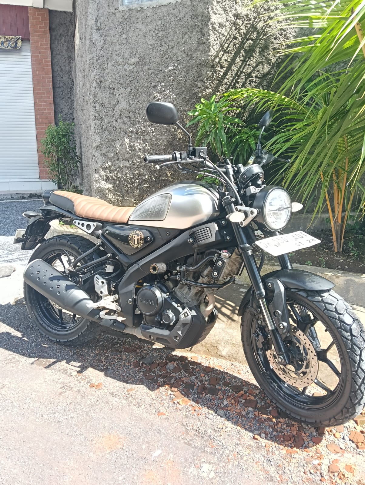 Yamaha XSR 155 scrambler with brown leather seat