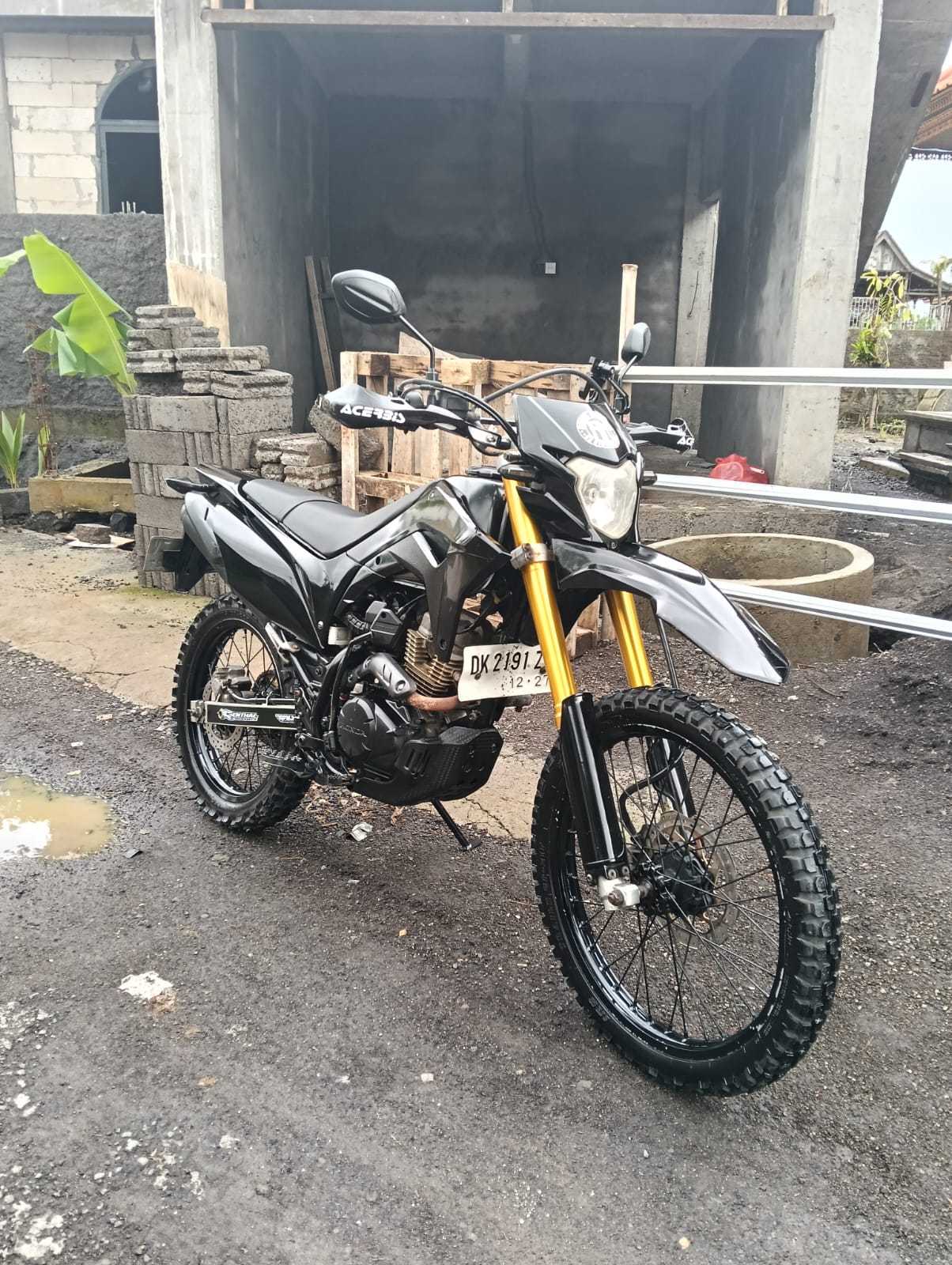 Honda CRF150L enduro dirt bike with gold forks