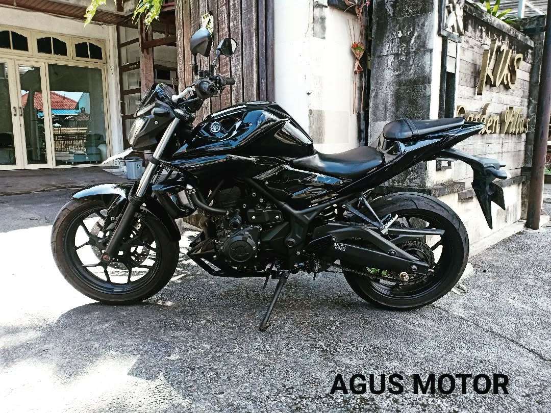 Glossy black Yamaha MT naked bike